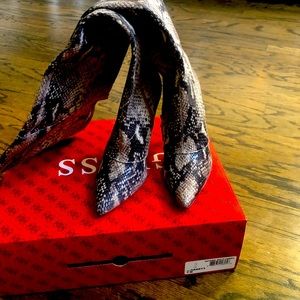 Sexy thigh high Guess Boots! New never worn size 7 guess boots